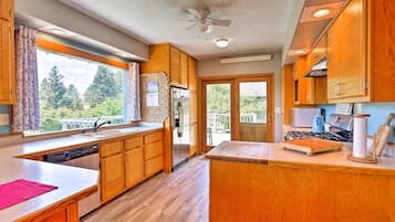 Coffee/tea maker, fridge, microwave, stovetop
