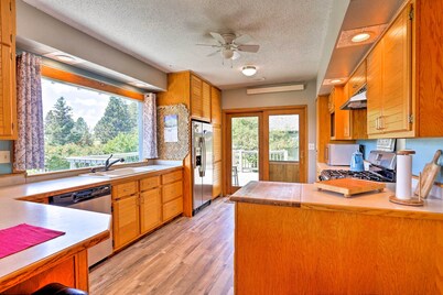 Custer Retreat w/ Pool Access, Walk to Downtown!
