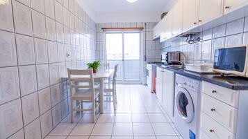 Refrigerador, microondas, horno, utensilios de cocina