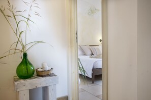 3 bedrooms, iron/ironing board, travel crib, free WiFi - Splendid villa set in the Mediterranean scrub a stone's throw from the Ionian sea (Pescoluse)