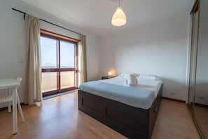 4 bedrooms, free WiFi, bed sheets - Feliciano Ramos 1 - T4 familiar perto do centro da cidade - Braga (Braga)