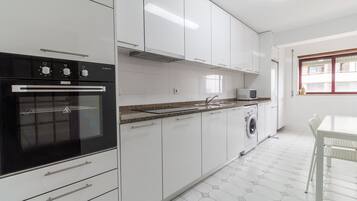 Køleskab, mikrobølgeovn, ovn, køkkentøj/tallerkener/redskaber