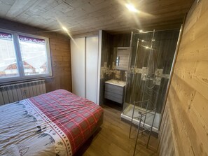 3 slaapkamers, een strijkplank/strijkijzer, wifi