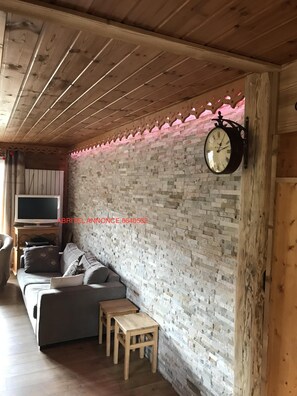 تلفزيون، مشغل دي في دي، مكتبة موسيقى، مكتبة فيديو