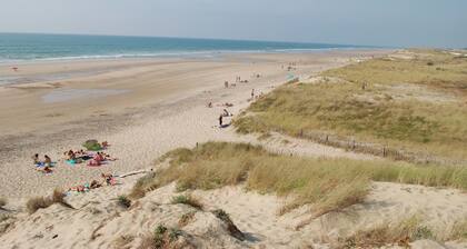 Grande maison prĂšs de la plage. 10 lits, 3 salles de bain. Joli jardin