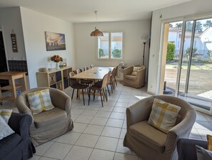 Smart TV, reproductor de DVD, libros y biblioteca musical 