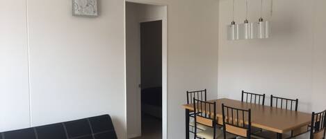 Apartamento, 2 quartos, 2 banheiros | Área de estar | TV de tela plana