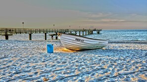 Vlak bij het strand, ligstoelen aan het strand