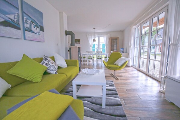 TV, fireplace, DVD player, books