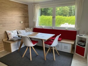 Dining - Wooden house with large garden and sauna "dogs welcome"  (Helferskirchen)
