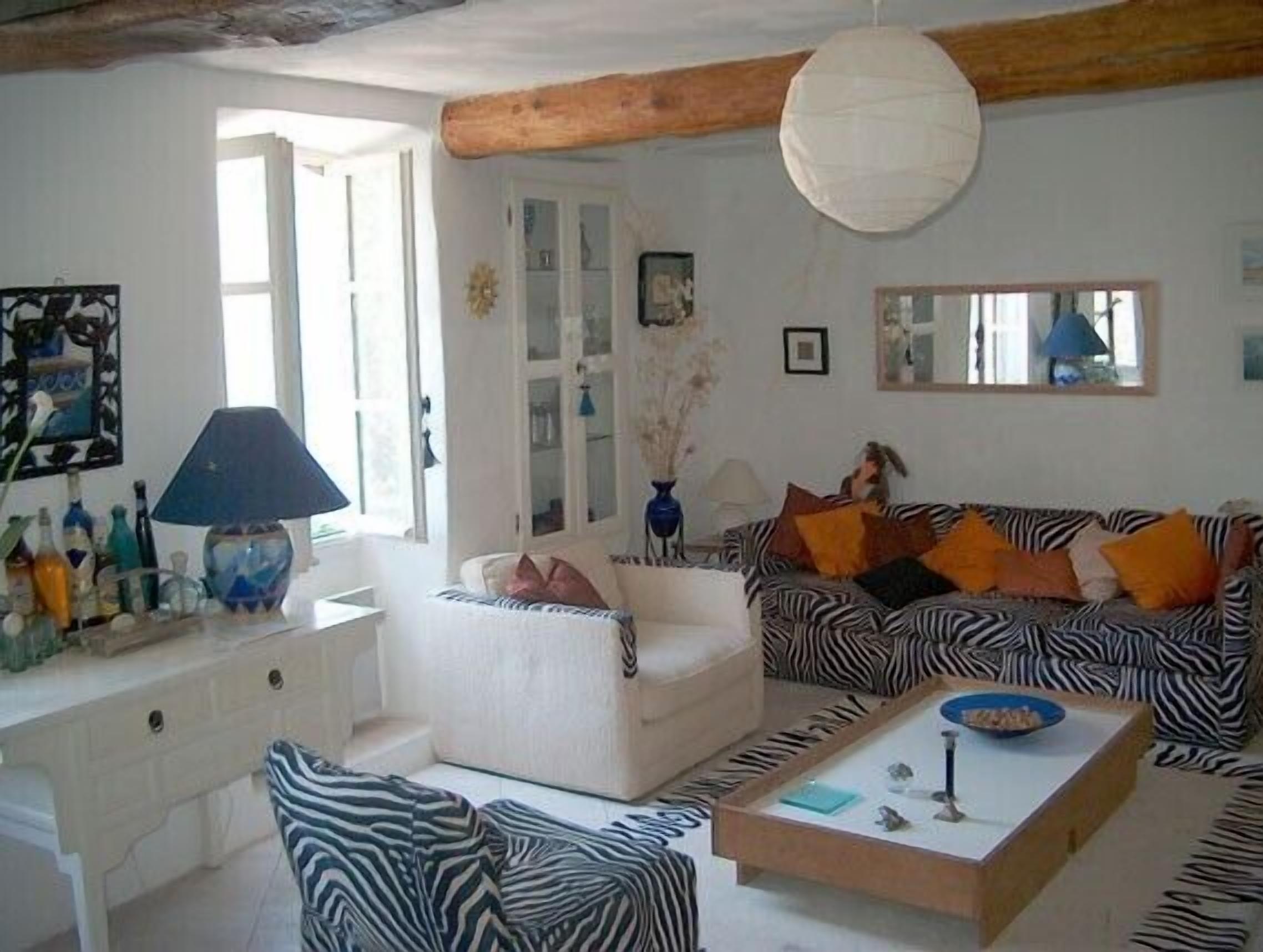 Smart-TV, Kamin, Videospiele, DVD-Player