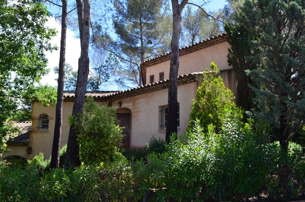 A building with a tiled roof, surrounded by trees and greenery. - Villa 6 People Saint Raphaël 5 min drive from the Beach, 2 min Golf courses (Saint-Raphaël)