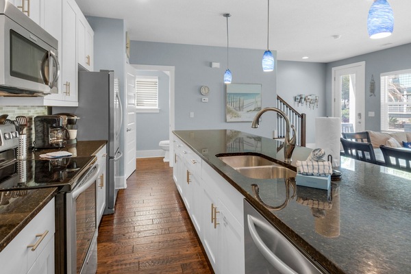 Kjøleskap, mikrobølgeovn, ovn og kokeplater