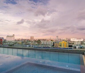 Outdoor pool - Roomme Hospitality The Rich Branch (Bangkok)