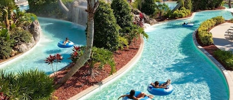 Alberca al aire libre y alberca climatizada