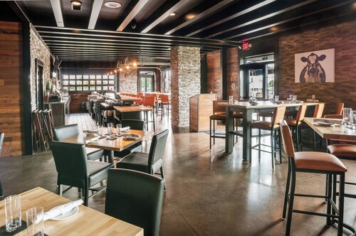 Cobblestone Hotel & Suites - Appleton International Airport