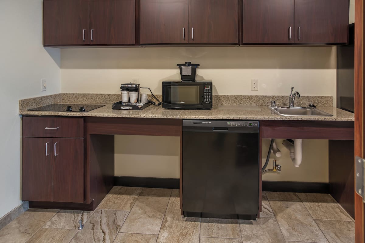 premium bedding, pillow-top beds, in-room safe, desk