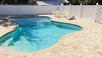 Alberca al aire libre y alberca climatizada