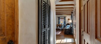  Discount for 7 days. Walk to Square! Near many Restaurants/music.Parking.Patio