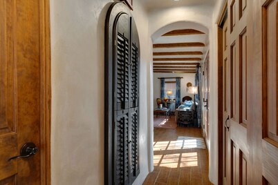  Discount for 7 days. Walk to Square! Near many Restaurants/music.Parking.Patio