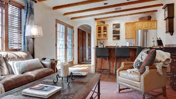 TV connectée, cheminée, livres