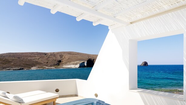 A hot tub with a view of the sea and a rocky coastline. - Melian Boutique Hotel & Spa (Milos)