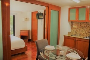 Executive Suite | Private kitchen | Fridge, microwave, stovetop, coffee/tea maker - Condesa Suites (Mexico City)