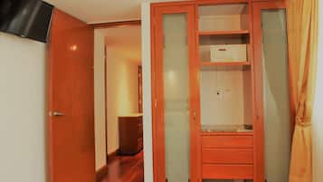 Familiesuite, 2 soverom | Safe på rommet, blendingsgardiner, wi-fi (inkludert) og sengetøy