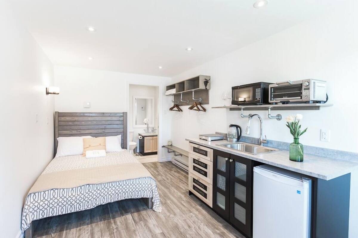 Basic Room, 1 Double Bed | Desk, WiFi (free), individually decorated, individually furnished