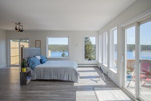 Decoración personalizada, muebles diferentes, escritorio y wifi gratis 