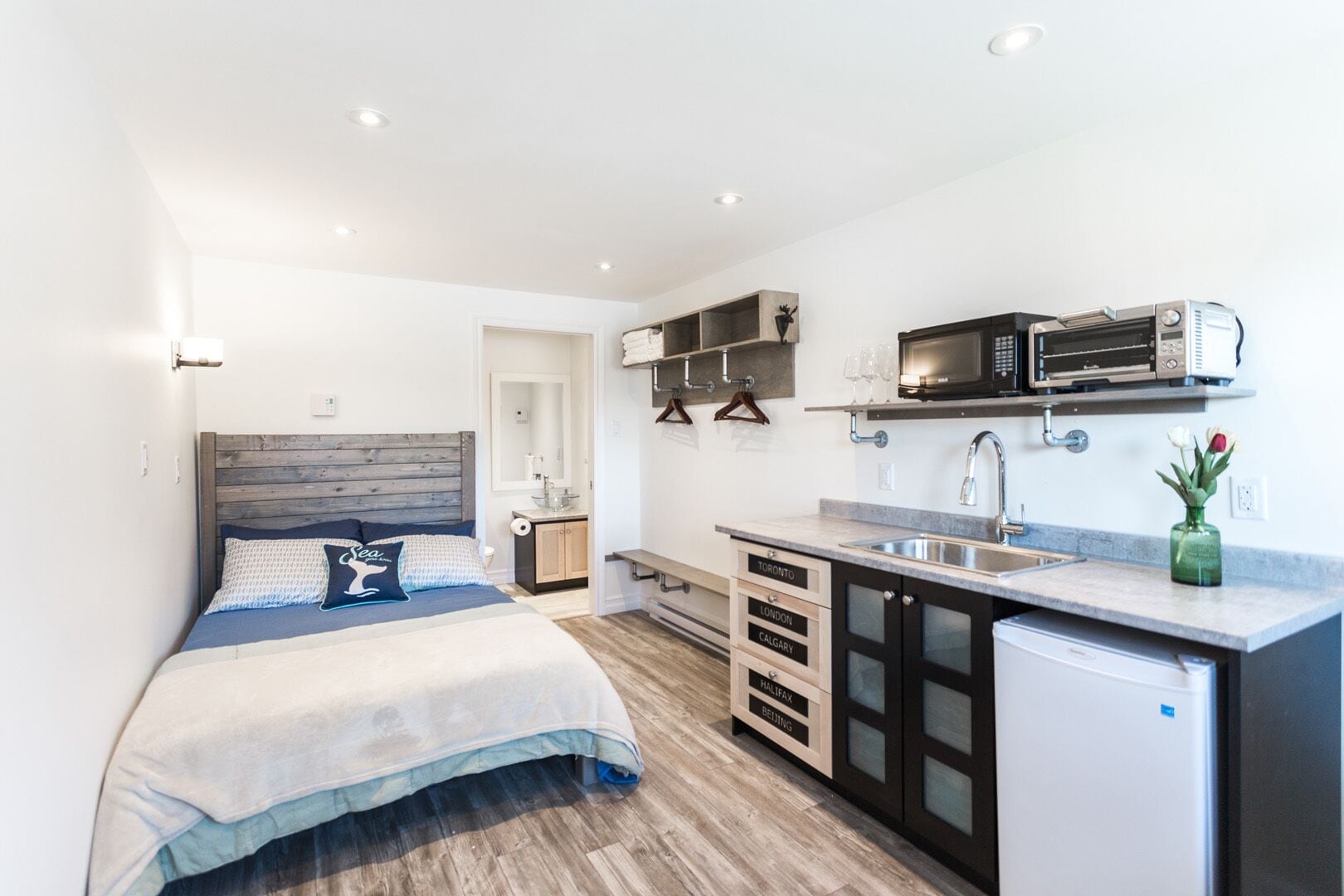 Habitación básica con 1 cama doble o 2 individuales | Decoración individual, mobiliario individual, escritorio y wifi gratis