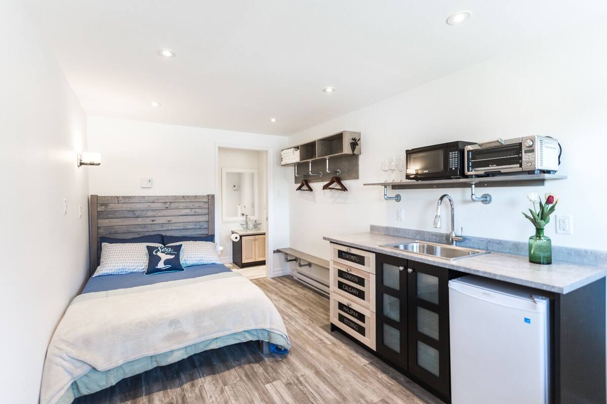 Basic Double or Twin Room | Desk, WiFi (free), individually decorated, individually furnished