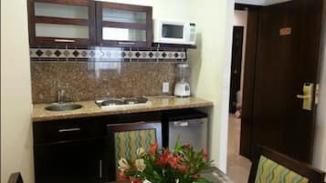 Master Suite | Cocineta privada | Refrigerador, microondas, cafetera y tetera y utensilios de cocina