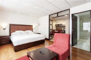 Master Suite | In-room safe, blackout drapes, iron/ironing board, free WiFi - Suites Melchor Ocampo (Mexico City)