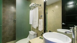 Kondominium | Kamar mandi | Shower, perlengkapan mandi gratis, pengering rambut, dan handuk