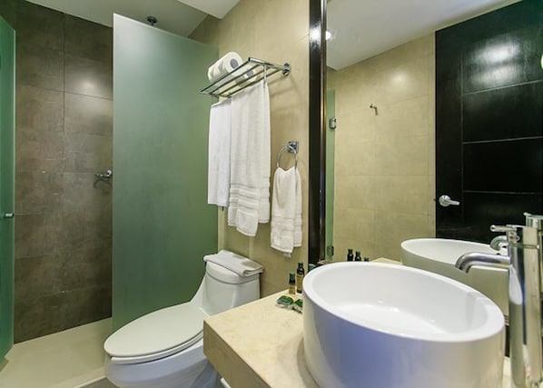 Condo | Baño | Regadera, amenidades de baño gratuitas, secadora de cabello, toallas