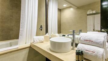 Condo | Baño | Regadera, amenidades de baño gratuitas, secadora de cabello, toallas