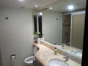 Condo | 2 bedrooms, free WiFi, bed sheets