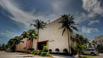 Vista frontal de la propiedad