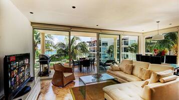 Condo | Área de sala de estar | Televisión de pantalla plana y reproductor de DVD