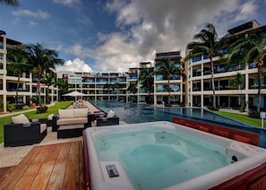 Outdoor spa tub