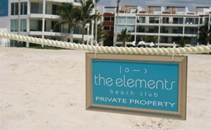 A sign for 'The Elements Beach Club' indicating it is private property. - Elements GH09 by Tripintravel (Playa del Carmen)