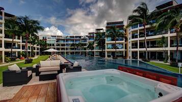 Tina de hidromasaje al aire libre