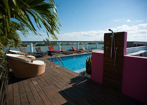 Una piscina al aire libre