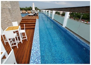 Una piscina al aire libre