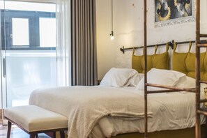 Bộ đồ giường cao cấp, bàn, phòng cách âm 