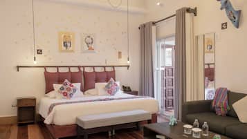 Ropa de cama de alta calidad, escritorio y sistema de insonorización