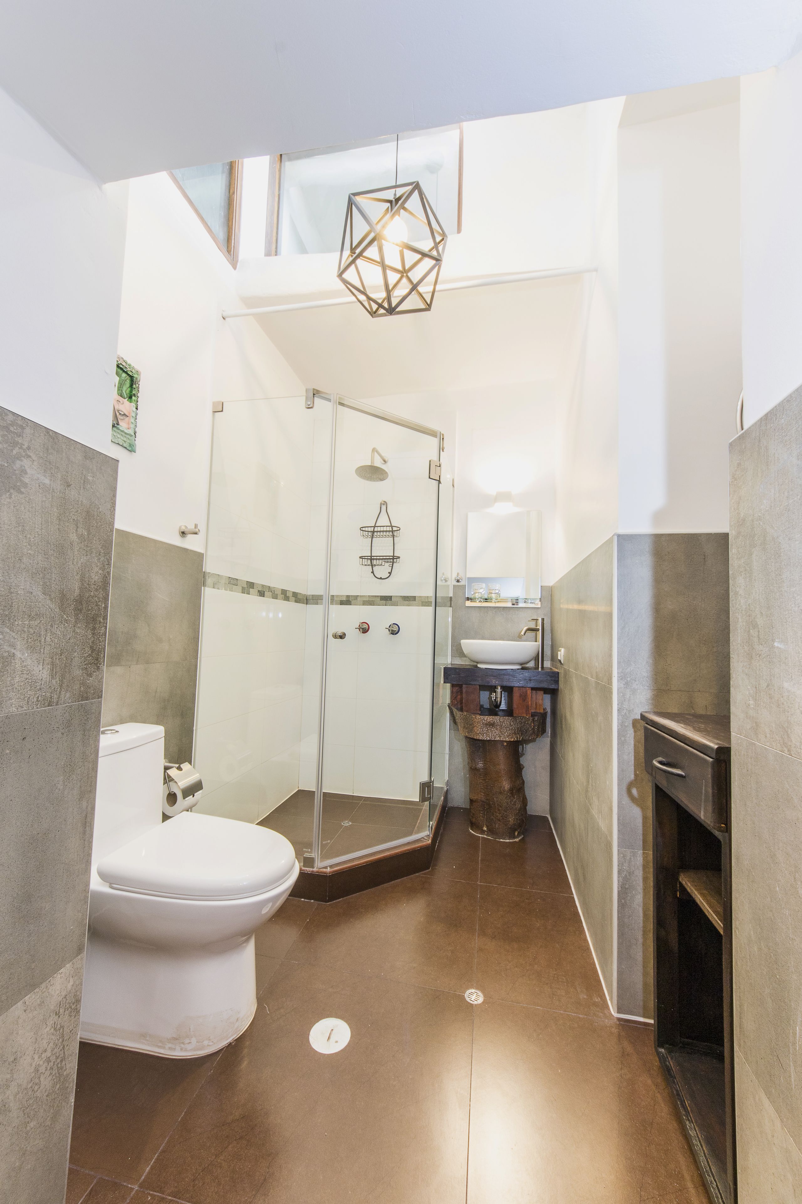 Deluxe Double or Twin Room | Bathroom | Shower, free toiletries, towels