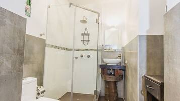 Deluxe Double or Twin Room | Bathroom | Shower, free toiletries, towels
