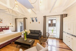 Phòng đôi hoặc 2 giường đơn Deluxe | Bộ đồ giường cao cấp, bàn, phòng cách âm 